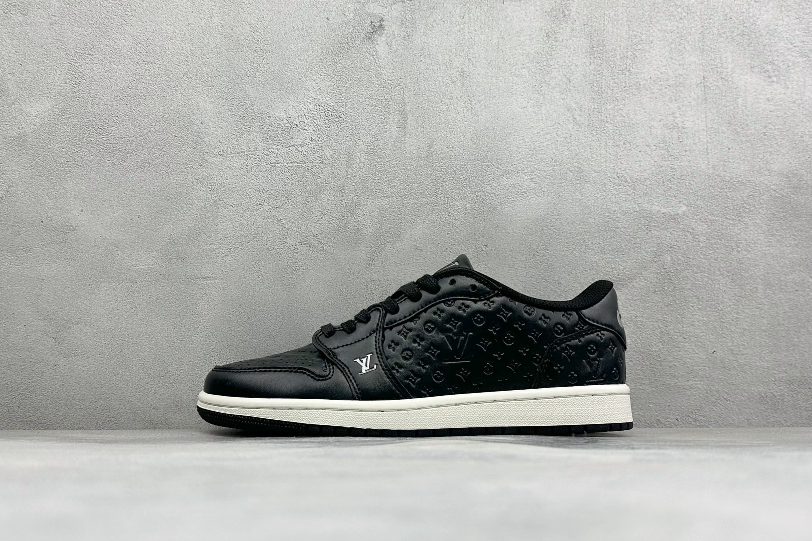 福利特价 Travis Scott x Air Jordan 1 LV 路易威登 乔1倒勾低帮板鞋 货号：CQ4277-