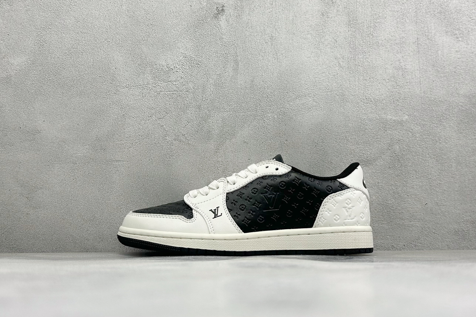 福利特价 Travis Scott x Air Jordan 1 LV 路易威登 乔1倒勾低帮板鞋 货号：CQ4277-