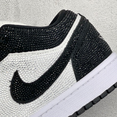暗夜满钻 奢华出圈 AIR JORDAN 1,整鞋满铺精致闪钻面料,暗光下自带细腻光泽,哑光Swoosh勾简约大气,搭配 暗夜满钻 奢华出圈 AIR JORDAN 1,整鞋满铺精致闪钻面料,暗光下自带细腻光泽,哑光Swoosh勾简约大气,搭配