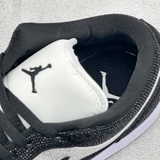 暗夜满钻 奢华出圈 AIR JORDAN 1,整鞋满铺精致闪钻面料,暗光下自带细腻光泽,哑光Swoosh勾简约大气,搭配 暗夜满钻 奢华出圈 AIR JORDAN 1,整鞋满铺精致闪钻面料,暗光下自带细腻光泽,哑光Swoosh勾简约大气,搭配