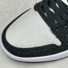 暗夜满钻 奢华出圈 AIR JORDAN 1,整鞋满铺精致闪钻面料,暗光下自带细腻光泽,哑光Swoosh勾简约大气,搭配 暗夜满钻 奢华出圈 AIR JORDAN 1,整鞋满铺精致闪钻面料,暗光下自带细腻光泽,哑光Swoosh勾简约大气,搭配