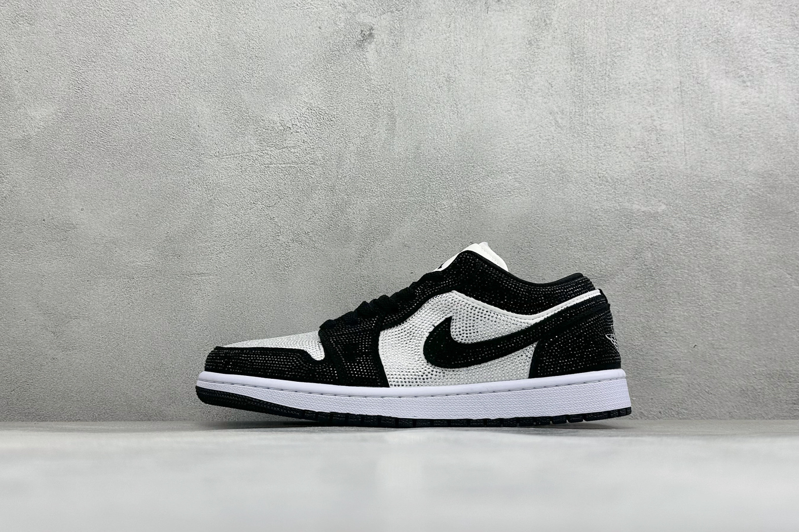 暗夜满钻 奢华出圈 AIR JORDAN 1,整鞋满铺精致闪钻面料,暗光下自带细腻光泽,哑光Swoosh勾简约大气,搭配 暗夜满钻 奢华出圈 AIR JORDAN 1,整鞋满铺精致闪钻面料,暗光下自带细腻光泽,哑光Swoosh勾简约大气,搭配
