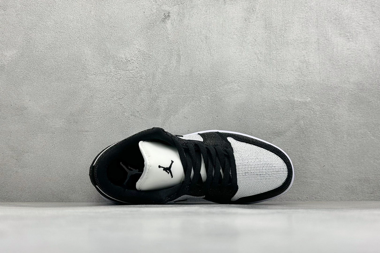 暗夜满钻 奢华出圈 AIR JORDAN 1,整鞋满铺精致闪钻面料,暗光下自带细腻光泽,哑光Swoosh勾简约大气,搭配 暗夜满钻 奢华出圈 AIR JORDAN 1,整鞋满铺精致闪钻面料,暗光下自带细腻光泽,哑光Swoosh勾简约大气,搭配