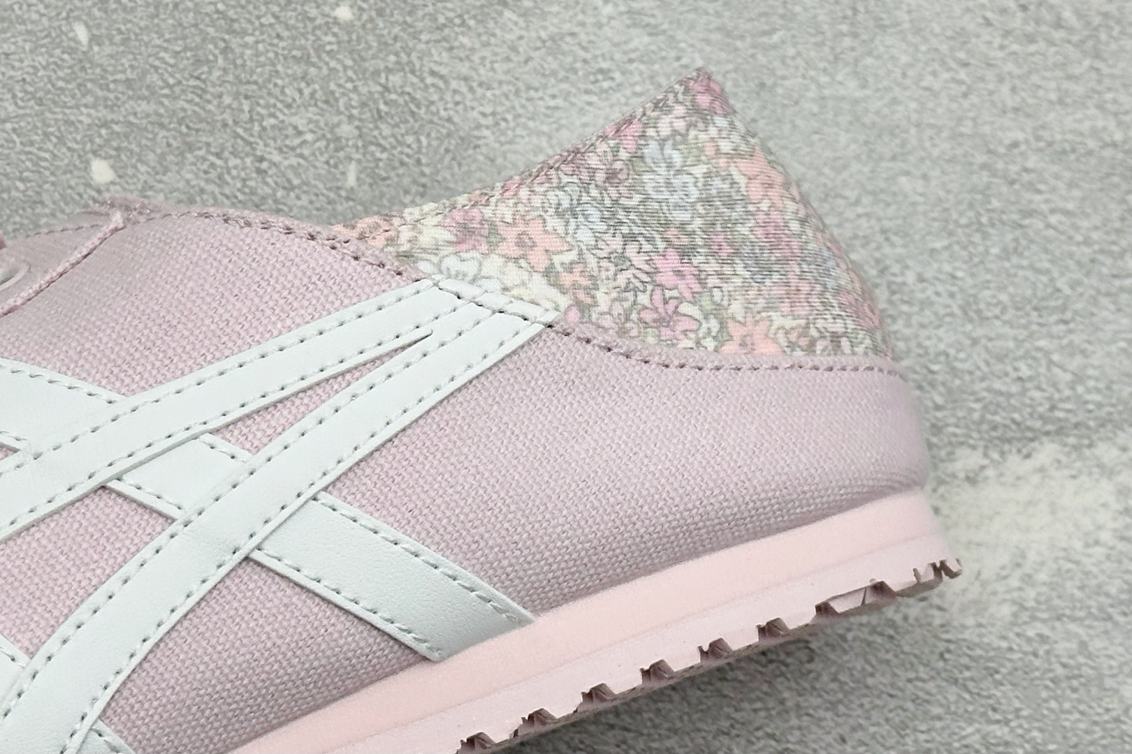 亚瑟士OnitsukaTiger/鬼冢虎 MEXICO 66 经典低帮休闲板鞋 货号：1183C635-700 尺码：3