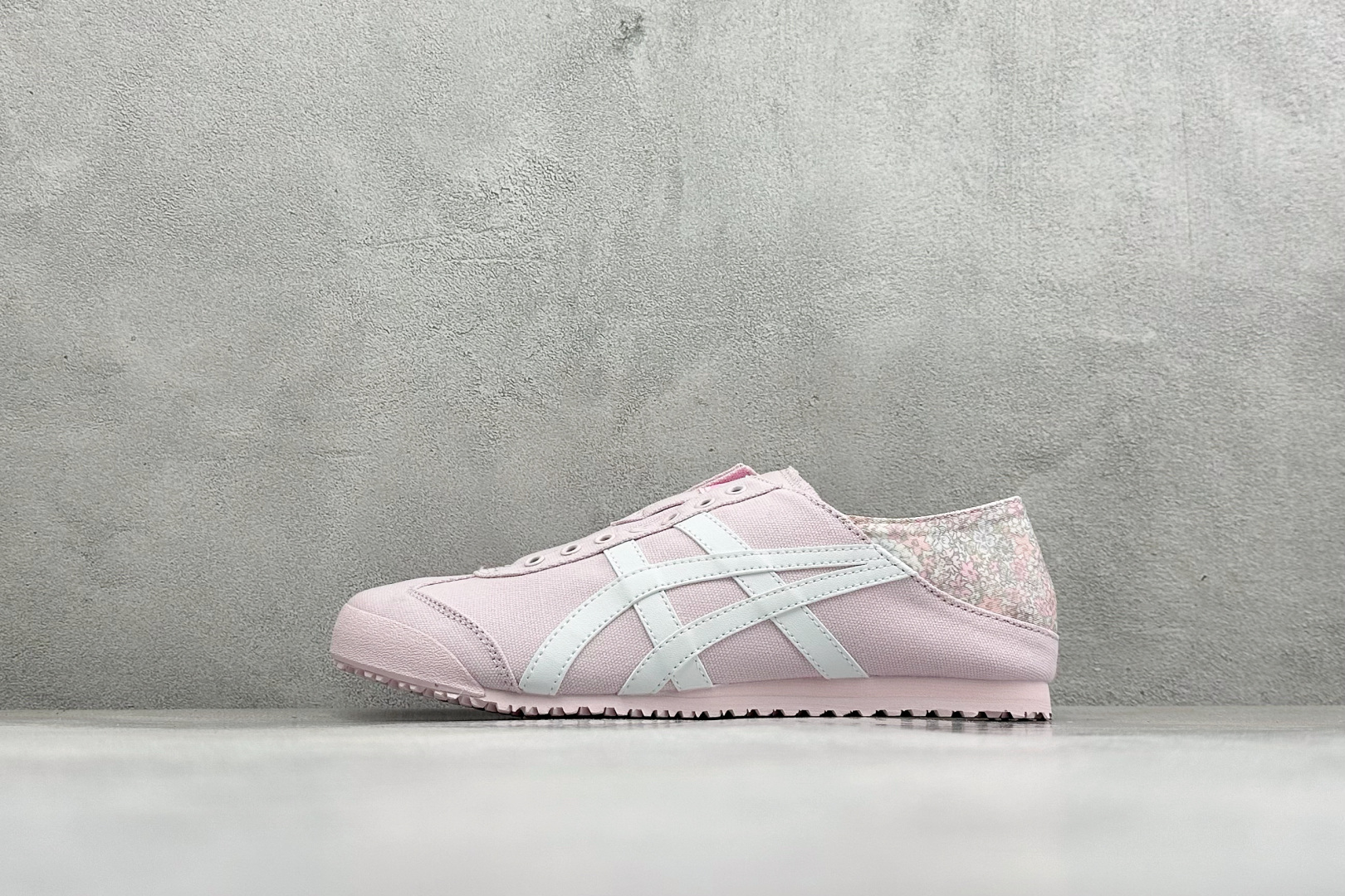 亚瑟士OnitsukaTiger/鬼冢虎 MEXICO 66 经典低帮休闲板鞋 货号：1183C635-700 尺码：3