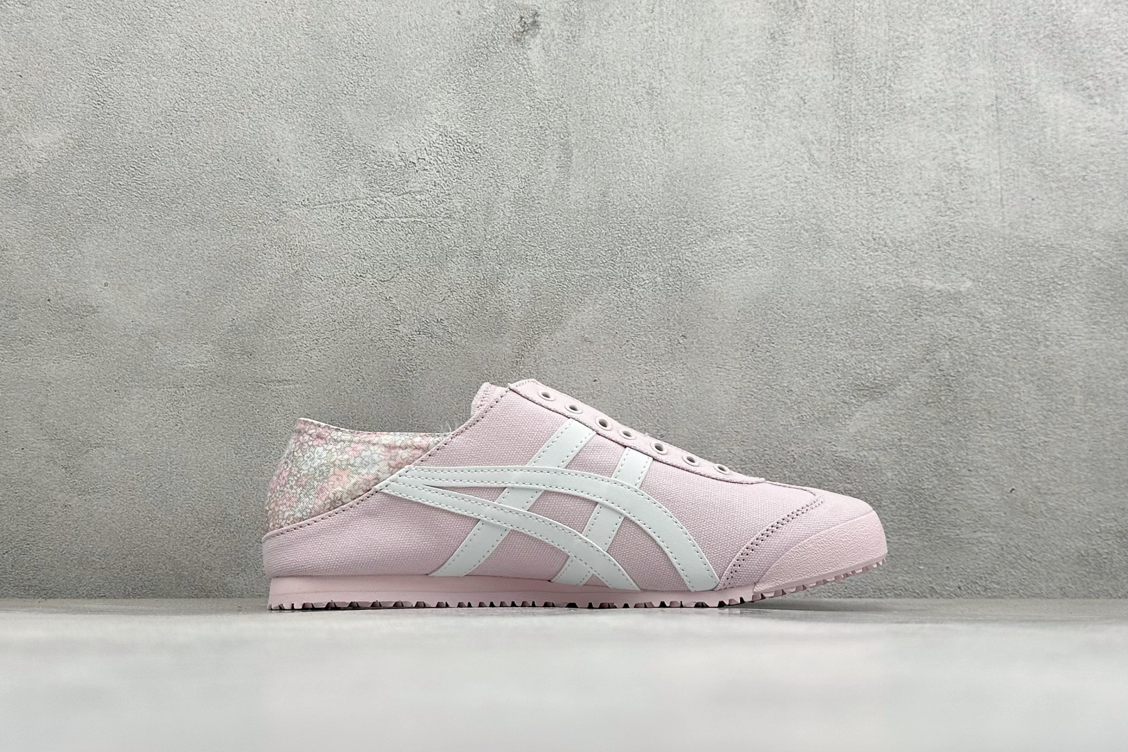亚瑟士OnitsukaTiger/鬼冢虎 MEXICO 66 经典低帮休闲板鞋 货号：1183C635-700 尺码：3