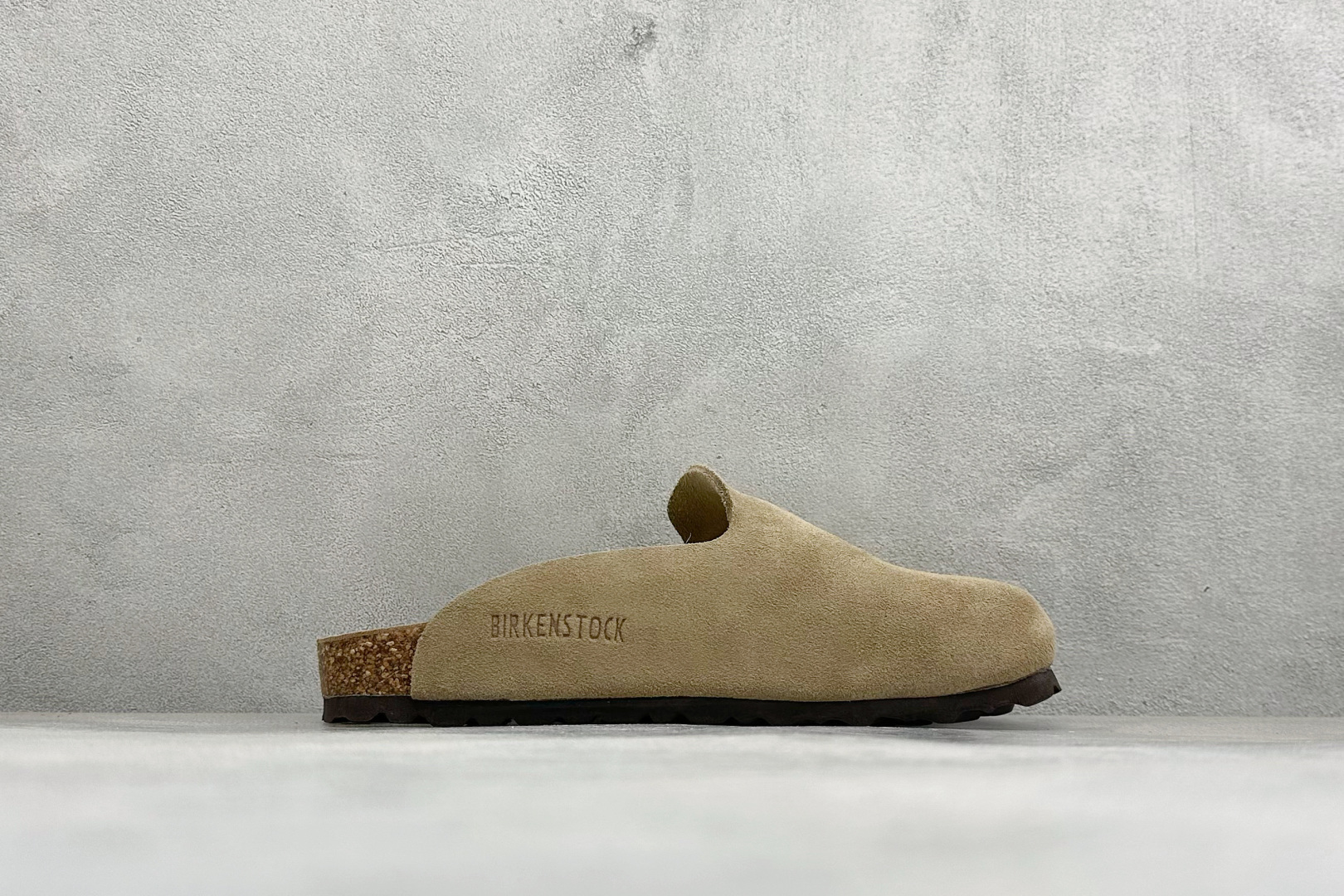 Birkenstock 勃肯凉鞋系列 #采用质地柔软牛皮绒面革植入羊羔毛鞋垫和里衬材质 中底搭载缓震软木橡胶 外置EVA Birkenstock 勃肯凉鞋系列 #采用质地柔软牛皮绒面革植入羊羔毛鞋垫和里衬材质 中底搭载缓震软木橡胶 外置EVA