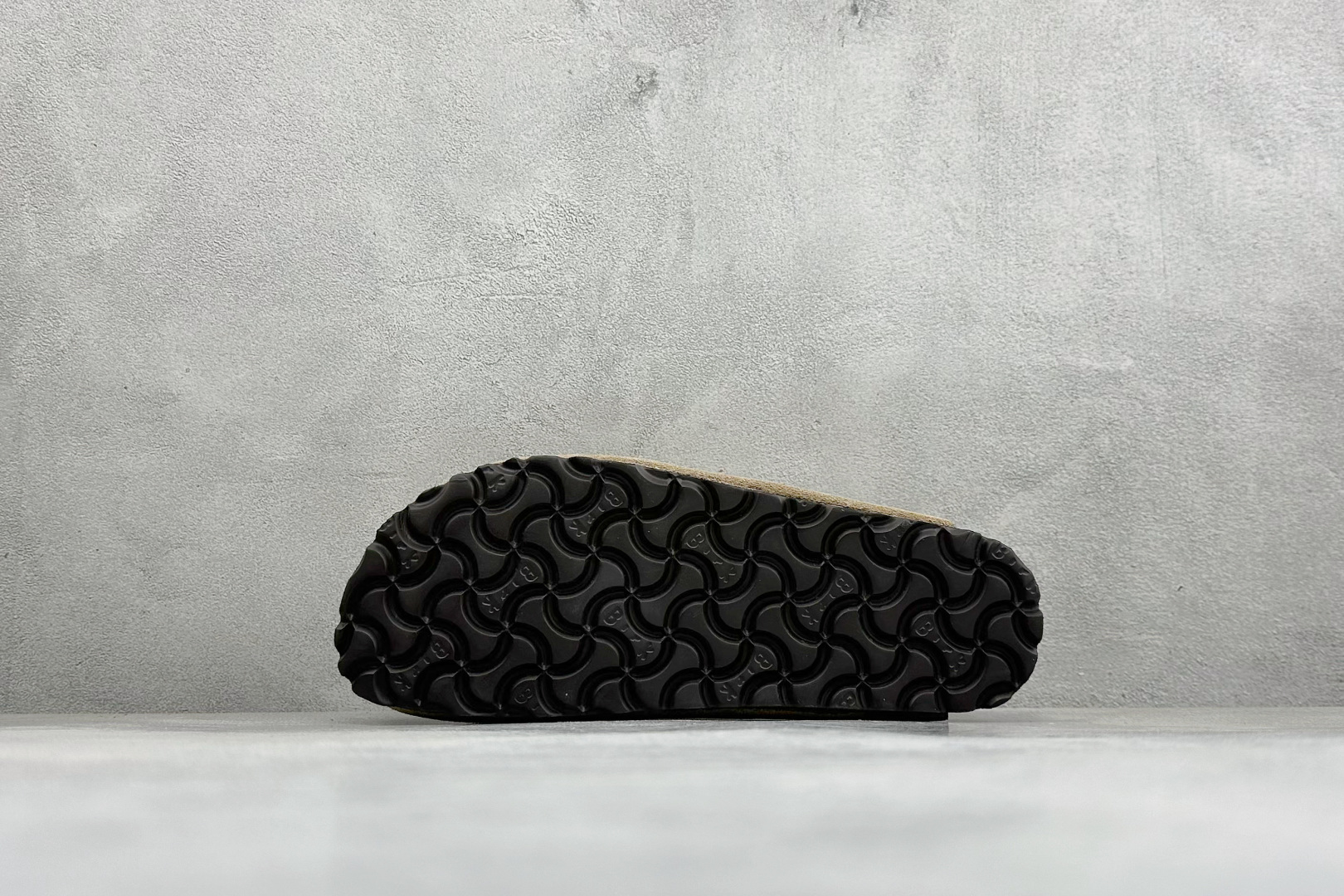 Birkenstock 勃肯凉鞋系列 #采用质地柔软牛皮绒面革植入羊羔毛鞋垫和里衬材质 中底搭载缓震软木橡胶 外置EVA Birkenstock 勃肯凉鞋系列 #采用质地柔软牛皮绒面革植入羊羔毛鞋垫和里衬材质 中底搭载缓震软木橡胶 外置EVA