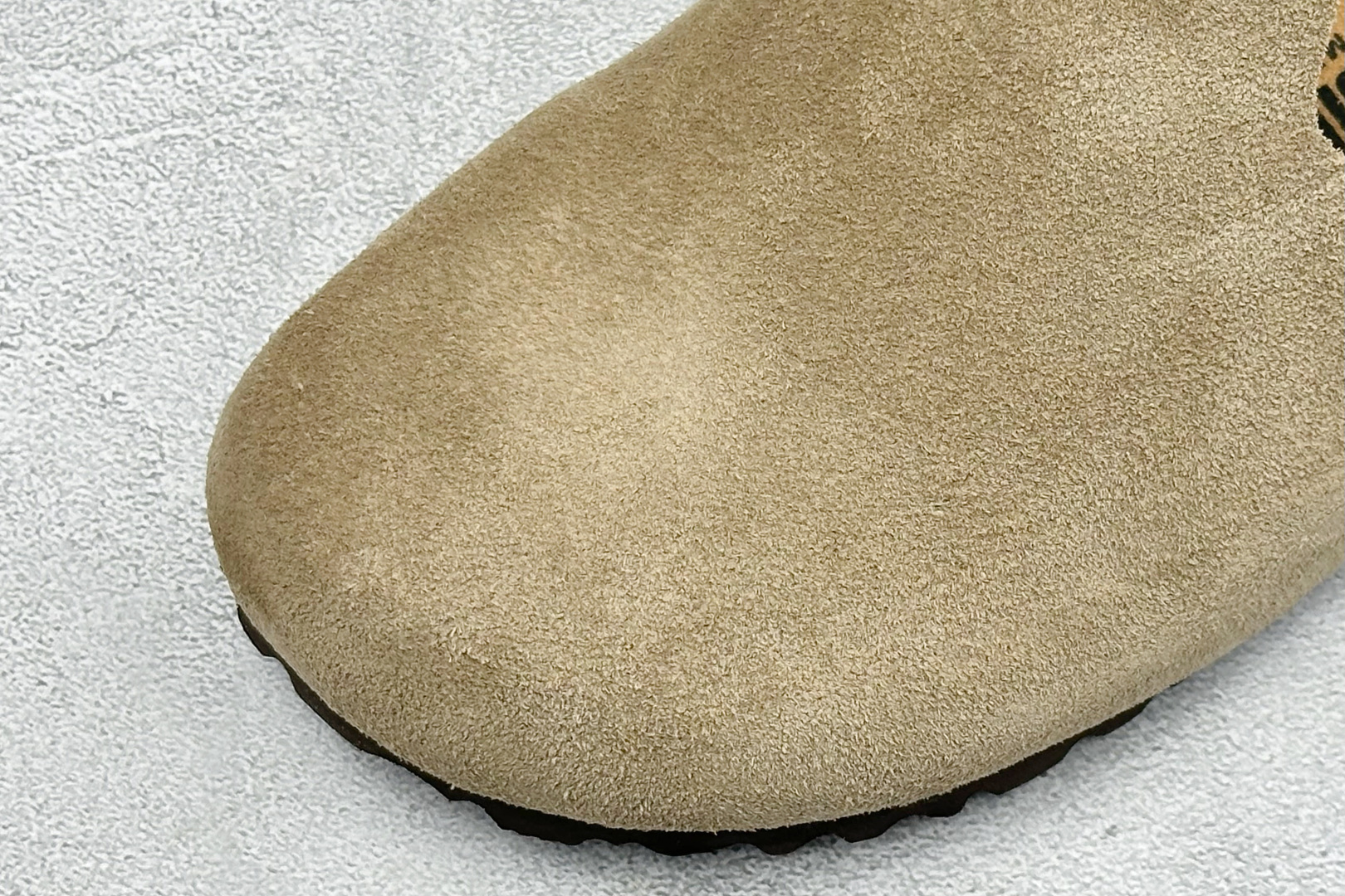 Birkenstock 勃肯凉鞋系列 #采用质地柔软牛皮绒面革植入羊羔毛鞋垫和里衬材质 中底搭载缓震软木橡胶 外置EVA Birkenstock 勃肯凉鞋系列 #采用质地柔软牛皮绒面革植入羊羔毛鞋垫和里衬材质 中底搭载缓震软木橡胶 外置EVA