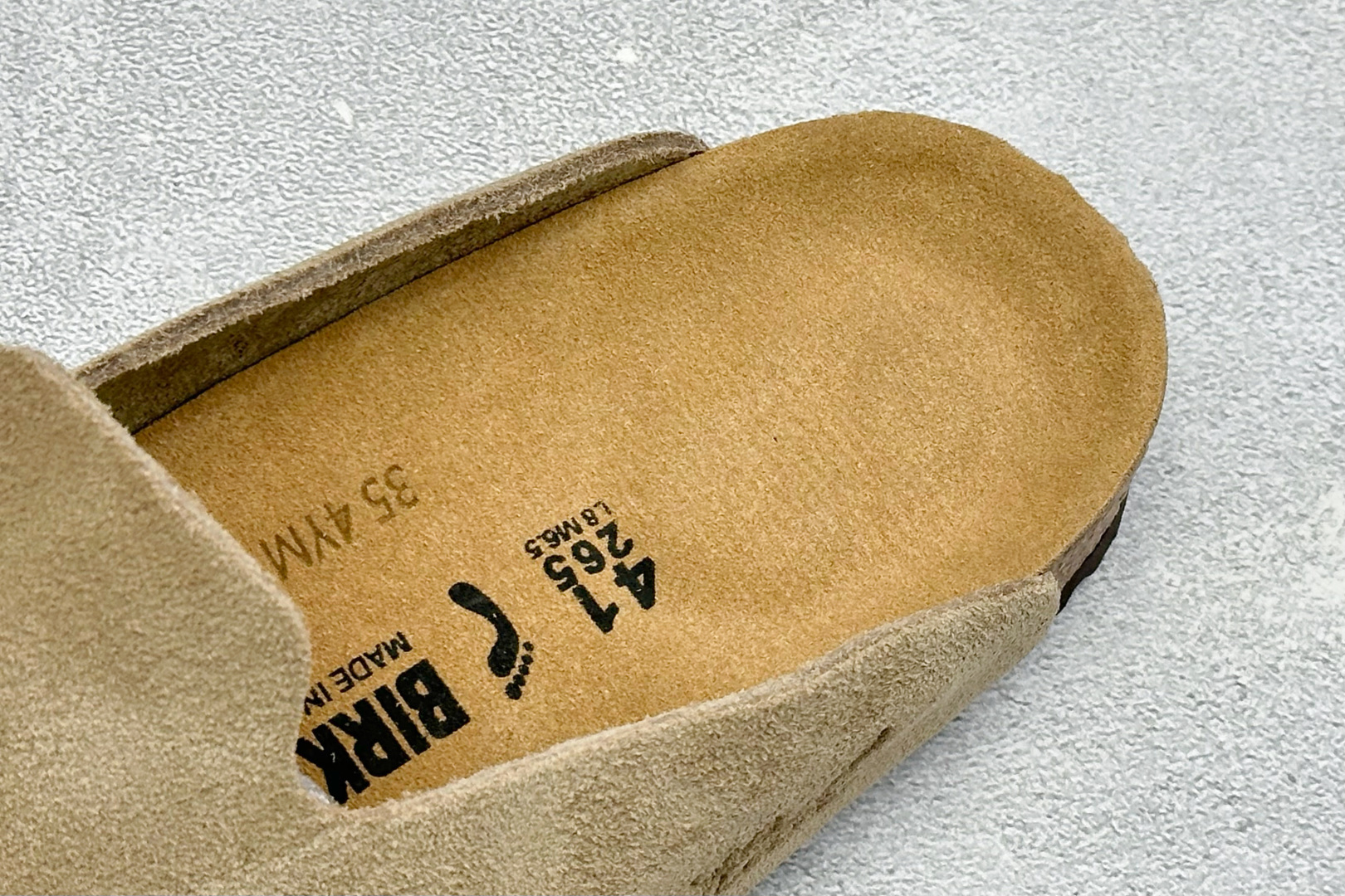 Birkenstock 勃肯凉鞋系列 #采用质地柔软牛皮绒面革植入羊羔毛鞋垫和里衬材质 中底搭载缓震软木橡胶 外置EVA Birkenstock 勃肯凉鞋系列 #采用质地柔软牛皮绒面革植入羊羔毛鞋垫和里衬材质 中底搭载缓震软木橡胶 外置EVA