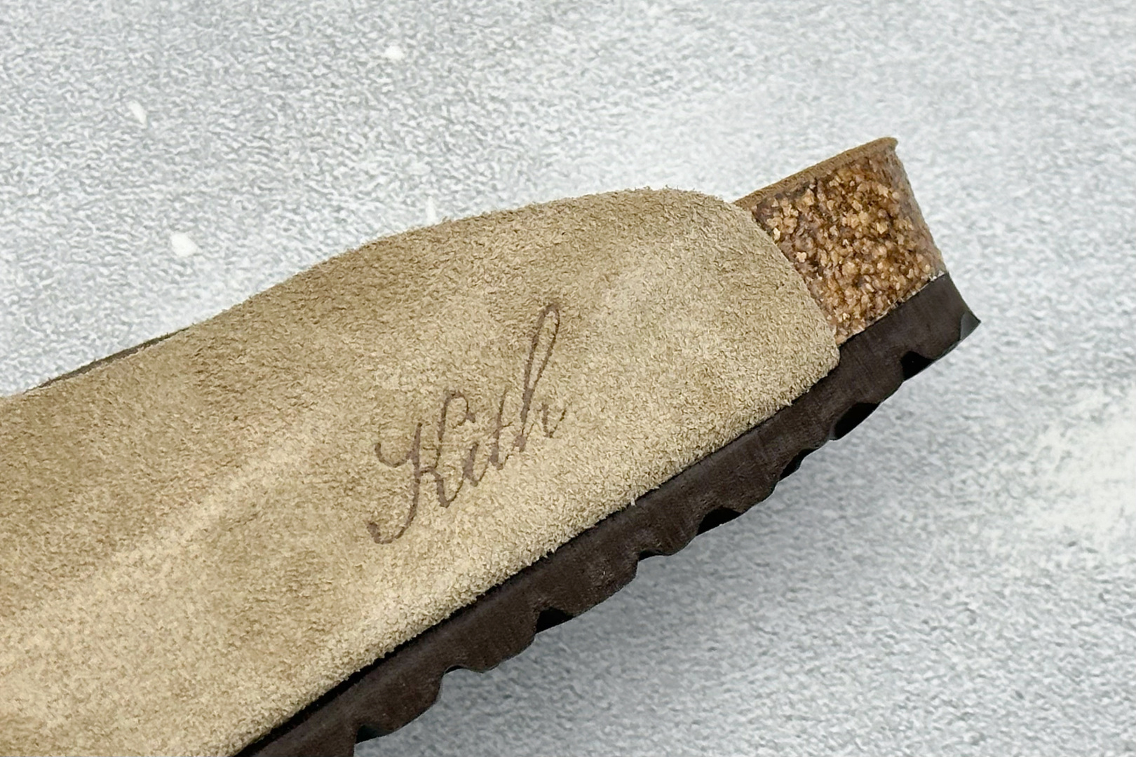 Birkenstock 勃肯凉鞋系列 #采用质地柔软牛皮绒面革植入羊羔毛鞋垫和里衬材质 中底搭载缓震软木橡胶 外置EVA Birkenstock 勃肯凉鞋系列 #采用质地柔软牛皮绒面革植入羊羔毛鞋垫和里衬材质 中底搭载缓震软木橡胶 外置EVA