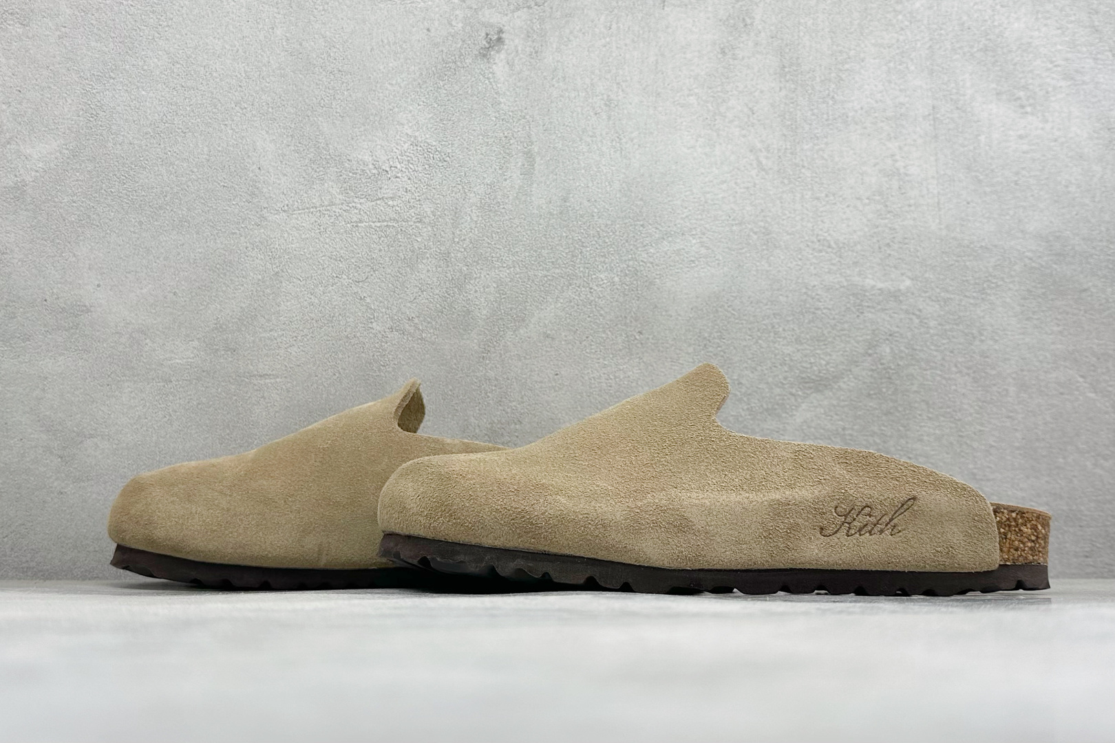 Birkenstock 勃肯凉鞋系列 #采用质地柔软牛皮绒面革植入羊羔毛鞋垫和里衬材质 中底搭载缓震软木橡胶 外置EVA Birkenstock 勃肯凉鞋系列 #采用质地柔软牛皮绒面革植入羊羔毛鞋垫和里衬材质 中底搭载缓震软木橡胶 外置EVA
