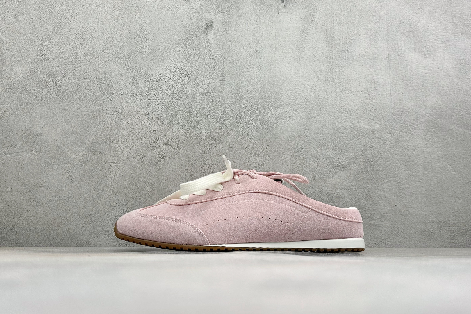 Alo Yoga Launches Mule Sneaker 发动系列低帮阿甘T头薄底穆勒风包头式露跟休闲凉拖鞋 货号：
