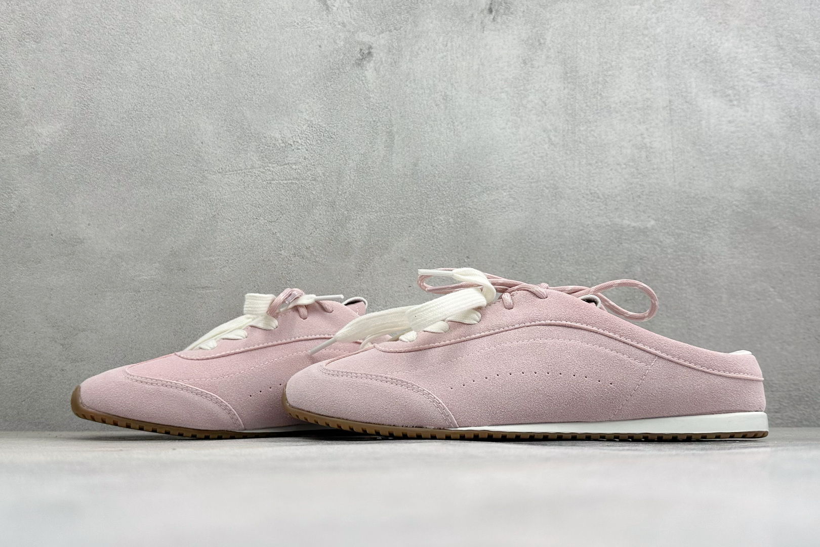 Alo Yoga Launches Mule Sneaker 发动系列低帮阿甘T头薄底穆勒风包头式露跟休闲凉拖鞋 货号：