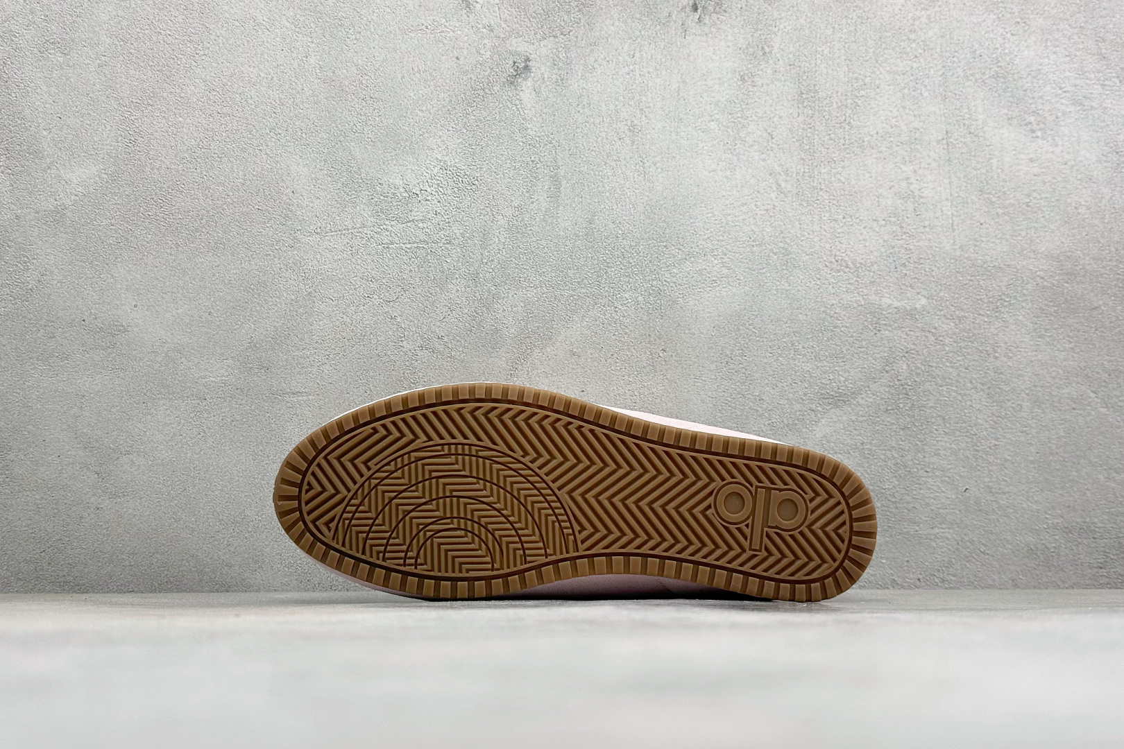 Alo Yoga Launches Mule Sneaker 发动系列低帮阿甘T头薄底穆勒风包头式露跟休闲凉拖鞋 货号：