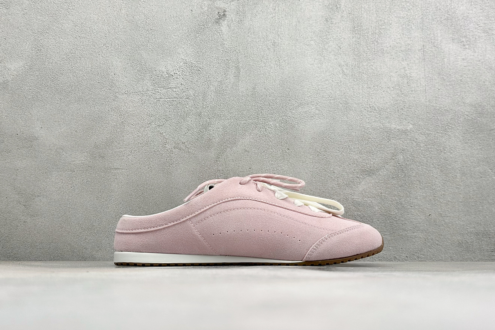 Alo Yoga Launches Mule Sneaker 发动系列低帮阿甘T头薄底穆勒风包头式露跟休闲凉拖鞋 货号：