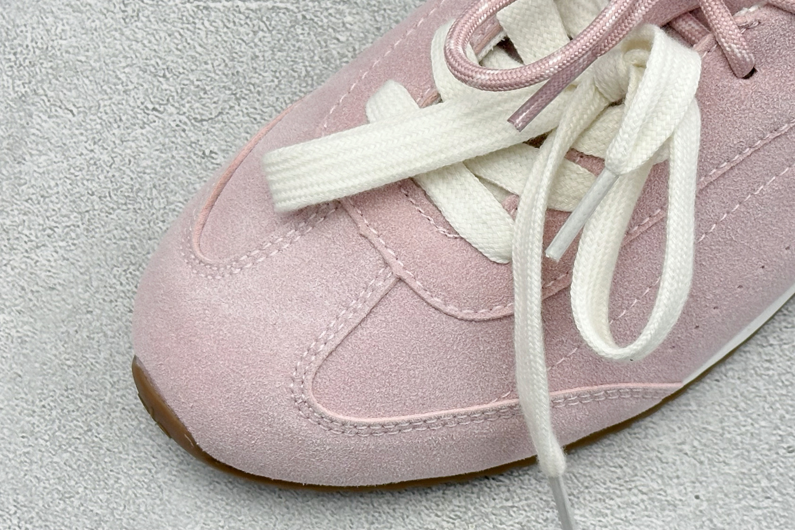 Alo Yoga Launches Mule Sneaker 发动系列低帮阿甘T头薄底穆勒风包头式露跟休闲凉拖鞋 货号：