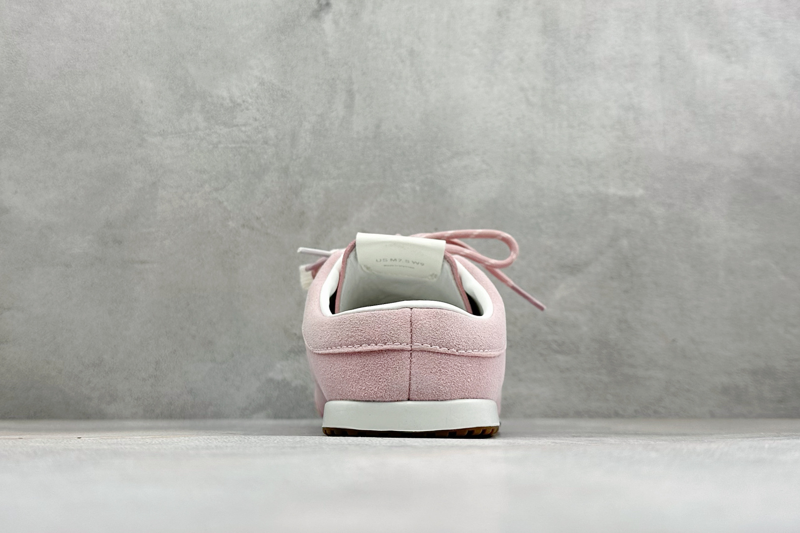 Alo Yoga Launches Mule Sneaker 发动系列低帮阿甘T头薄底穆勒风包头式露跟休闲凉拖鞋 货号：