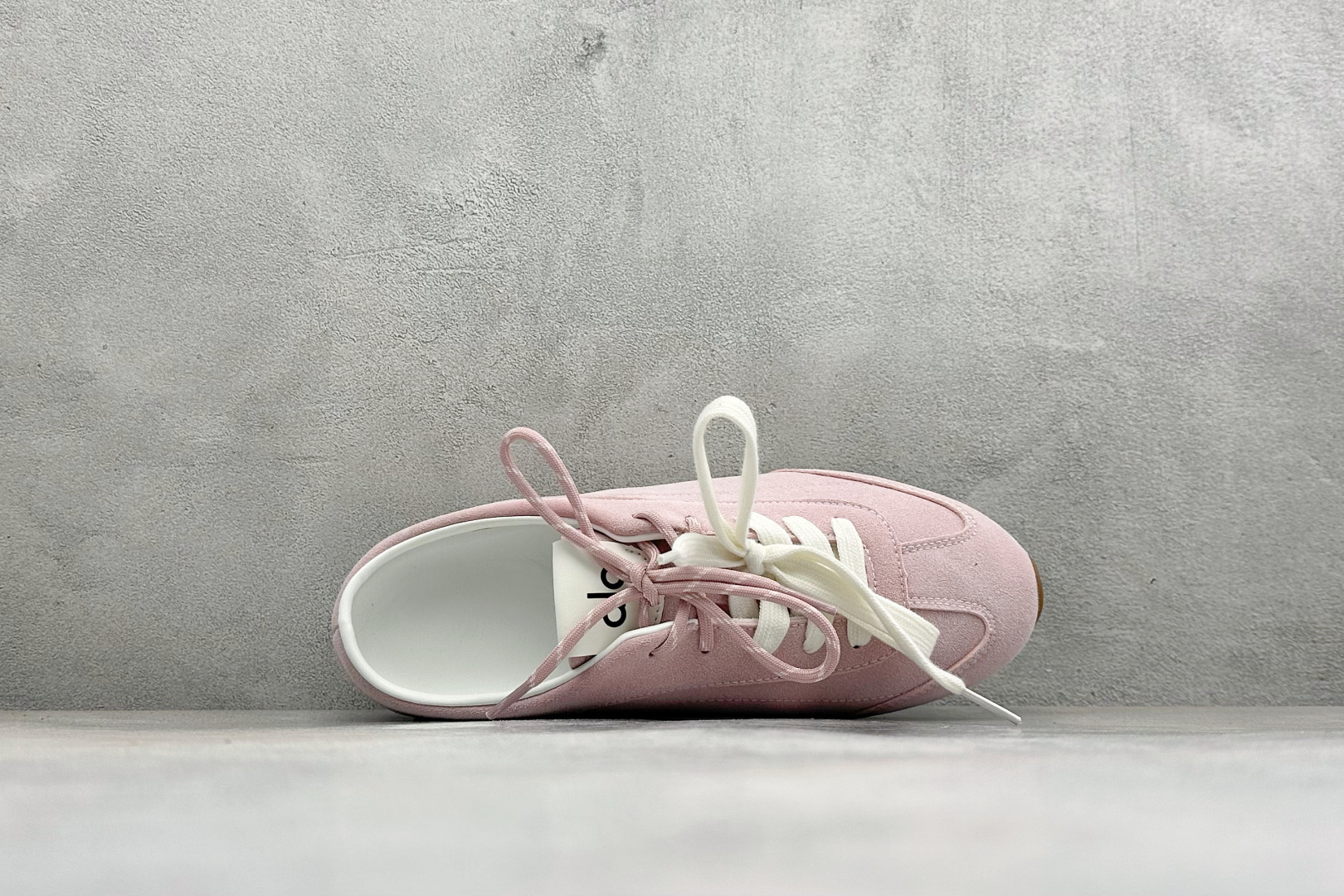 Alo Yoga Launches Mule Sneaker 发动系列低帮阿甘T头薄底穆勒风包头式露跟休闲凉拖鞋 货号：