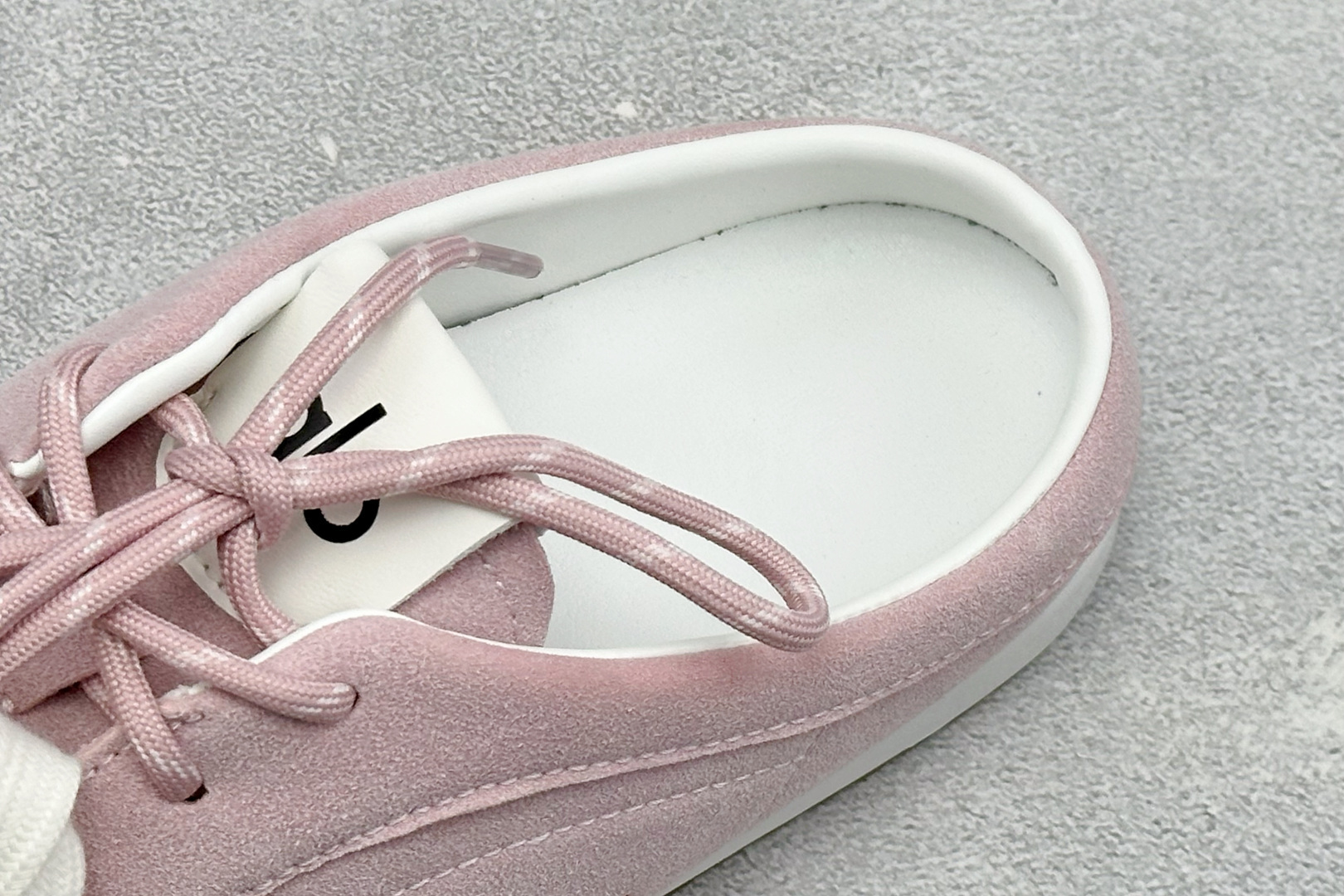 Alo Yoga Launches Mule Sneaker 发动系列低帮阿甘T头薄底穆勒风包头式露跟休闲凉拖鞋 货号：
