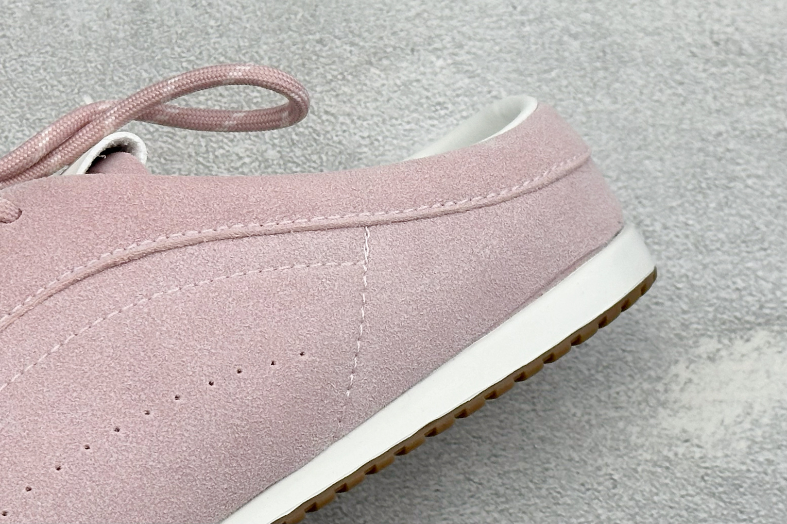 Alo Yoga Launches Mule Sneaker 发动系列低帮阿甘T头薄底穆勒风包头式露跟休闲凉拖鞋 货号：