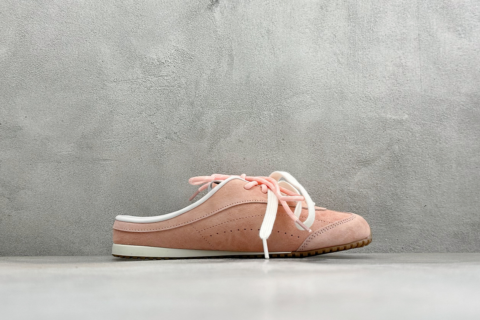 Alo Yoga Launches Mule Sneaker 发动系列低帮阿甘T头薄底穆勒风包头式露跟休闲凉拖鞋 货号：