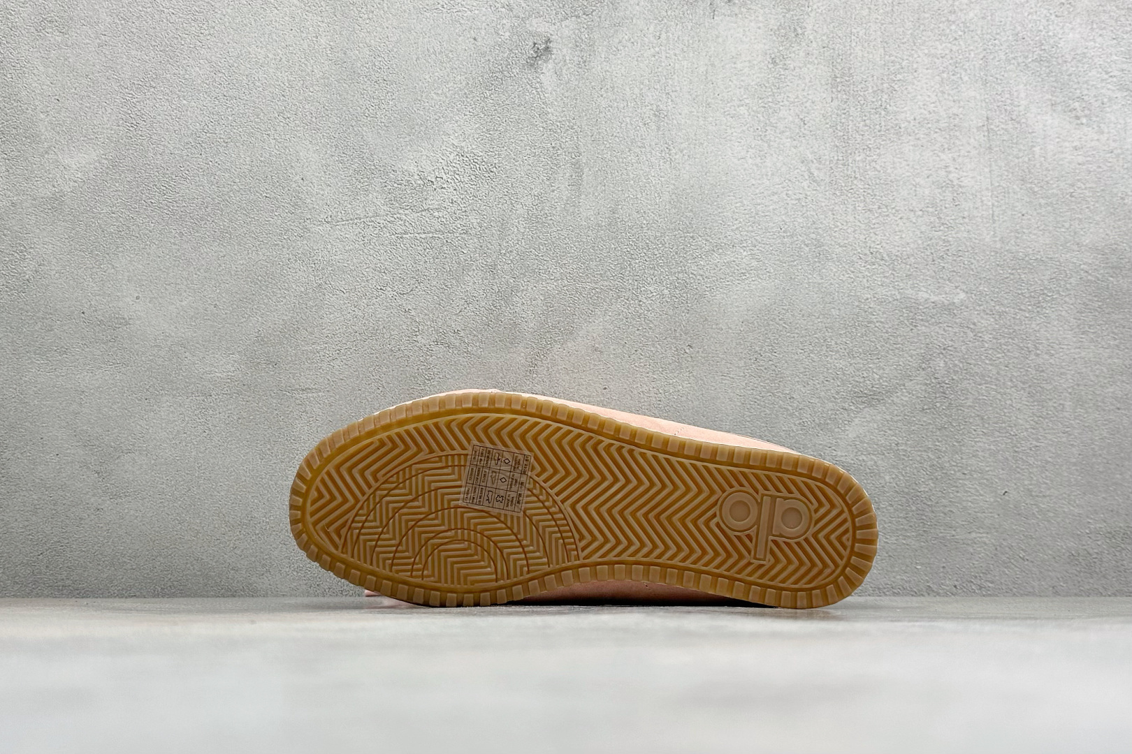 Alo Yoga Launches Mule Sneaker 发动系列低帮阿甘T头薄底穆勒风包头式露跟休闲凉拖鞋 货号：