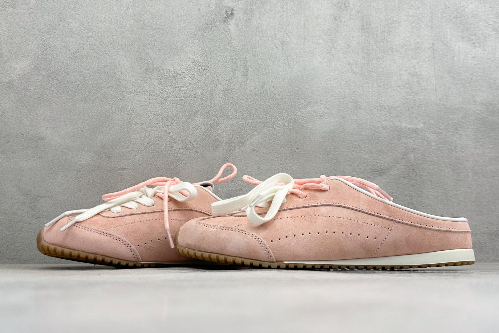 Alo Yoga Launches Mule Sneaker 发动系列低帮阿甘T头薄底穆勒风包头式露跟休闲凉拖鞋 货号：
