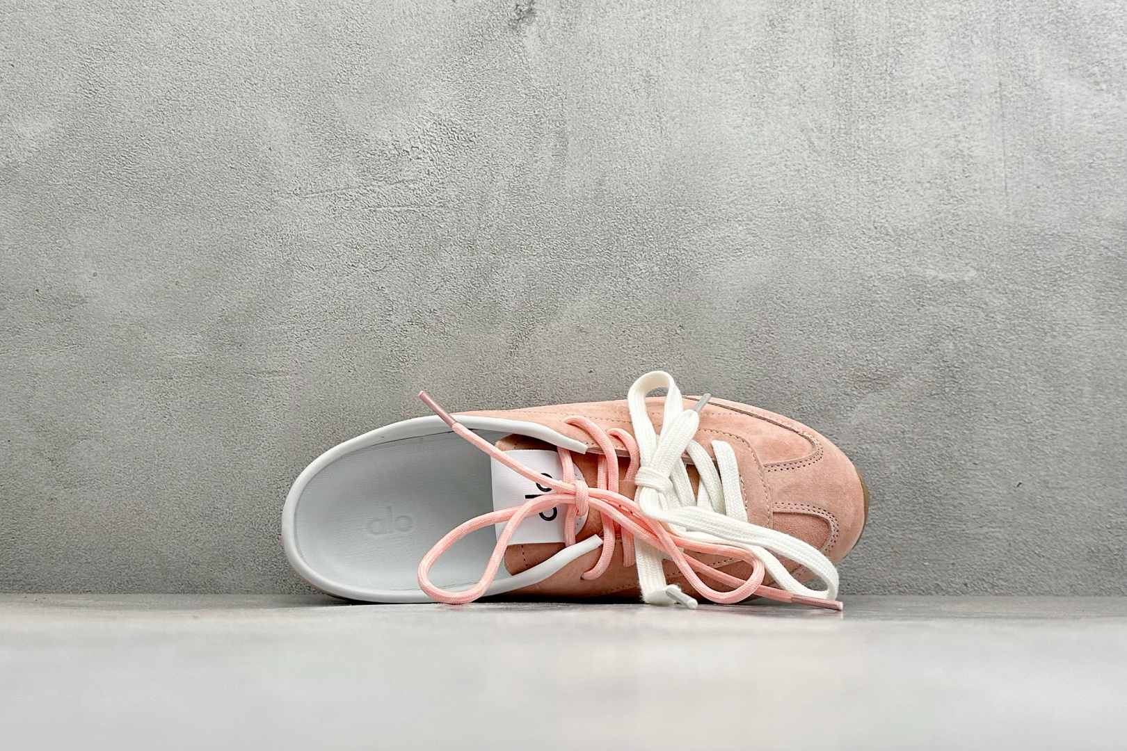 Alo Yoga Launches Mule Sneaker 发动系列低帮阿甘T头薄底穆勒风包头式露跟休闲凉拖鞋 货号：