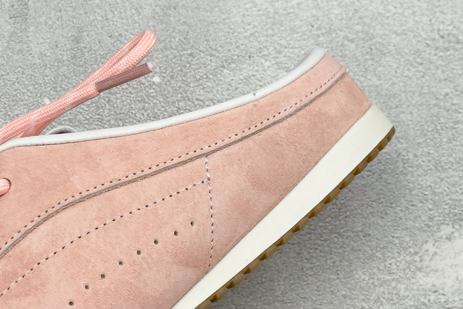 Alo Yoga Launches Mule Sneaker 发动系列低帮阿甘T头薄底穆勒风包头式露跟休闲凉拖鞋 货号：