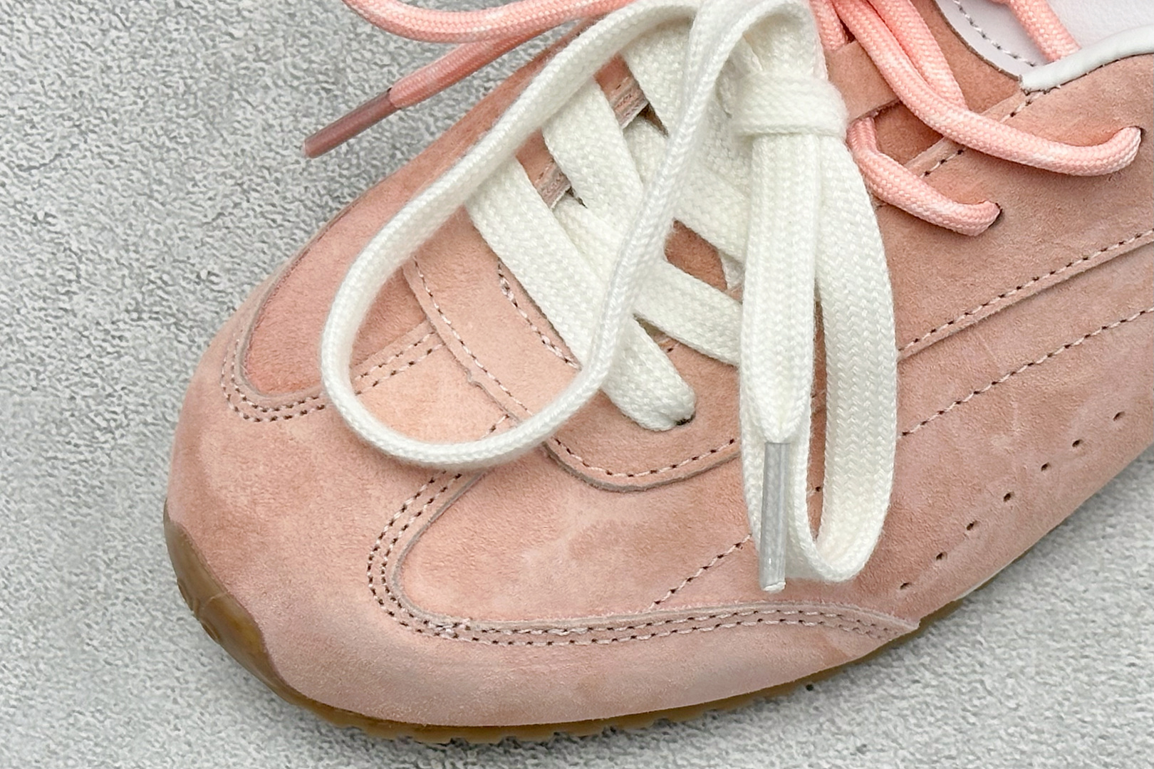 Alo Yoga Launches Mule Sneaker 发动系列低帮阿甘T头薄底穆勒风包头式露跟休闲凉拖鞋 货号：