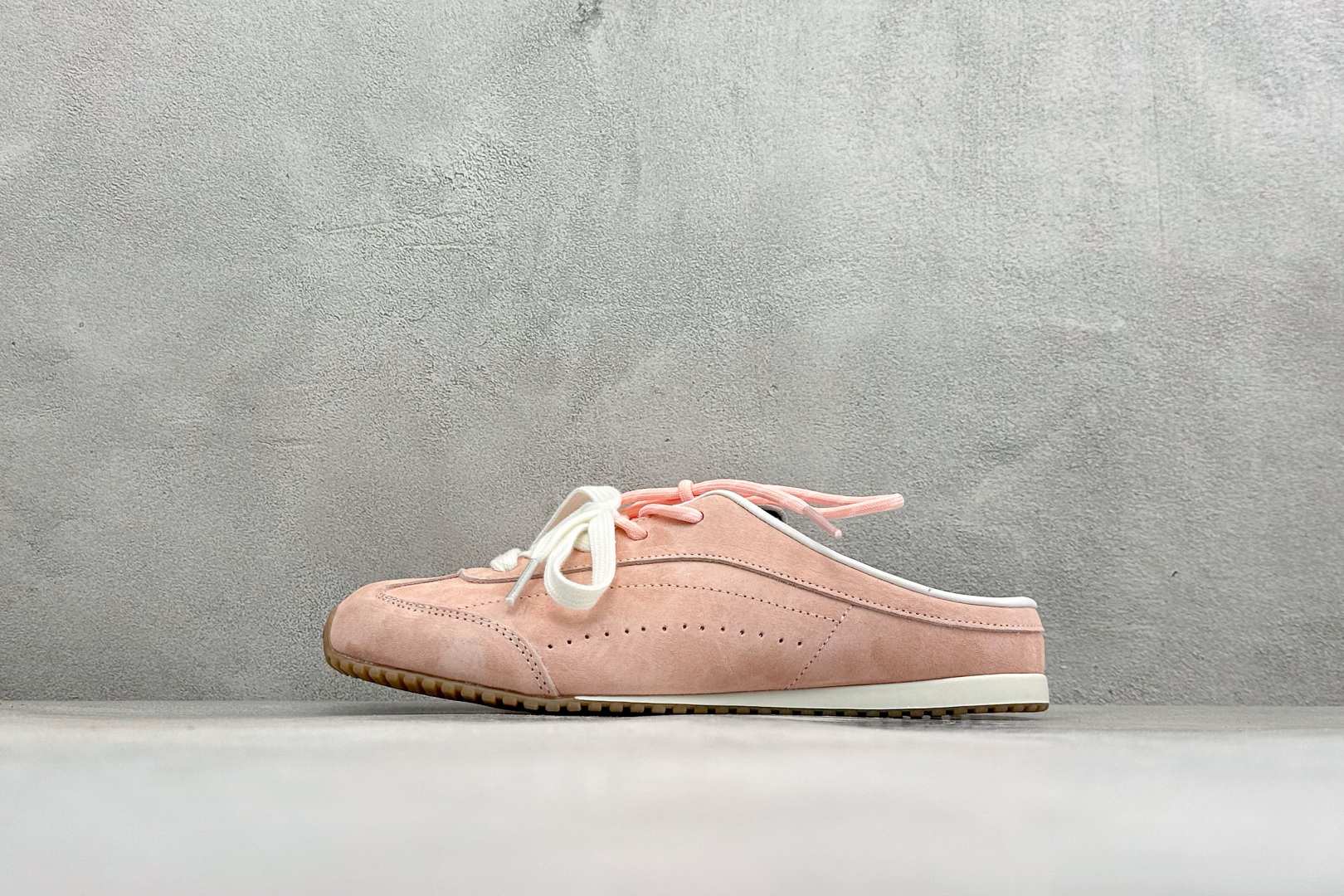 Alo Yoga Launches Mule Sneaker 发动系列低帮阿甘T头薄底穆勒风包头式露跟休闲凉拖鞋 货号：