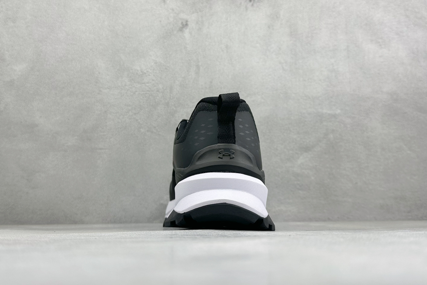 安德玛UNDER ARMOUR 织物TPU 圆头旋钮 减震防滑低帮越野跑鞋 货号：-001 