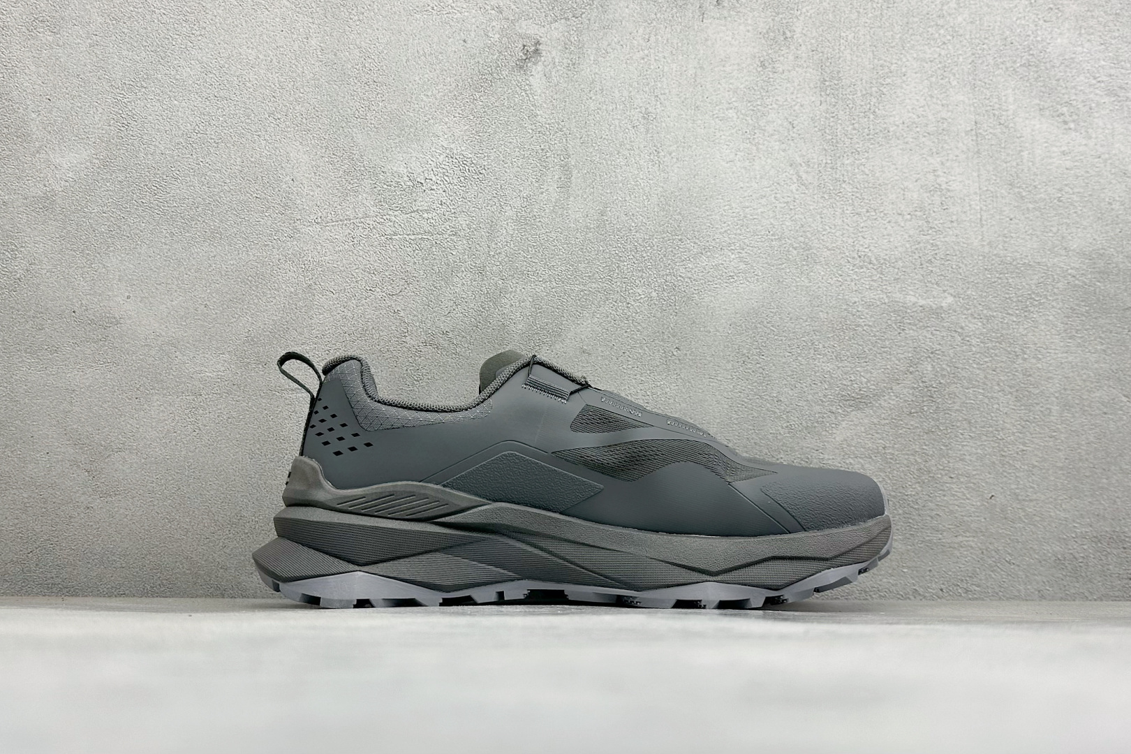 安德玛UNDER ARMOUR 织物TPU 圆头旋钮 减震防滑低帮越野跑鞋 货号：-115 