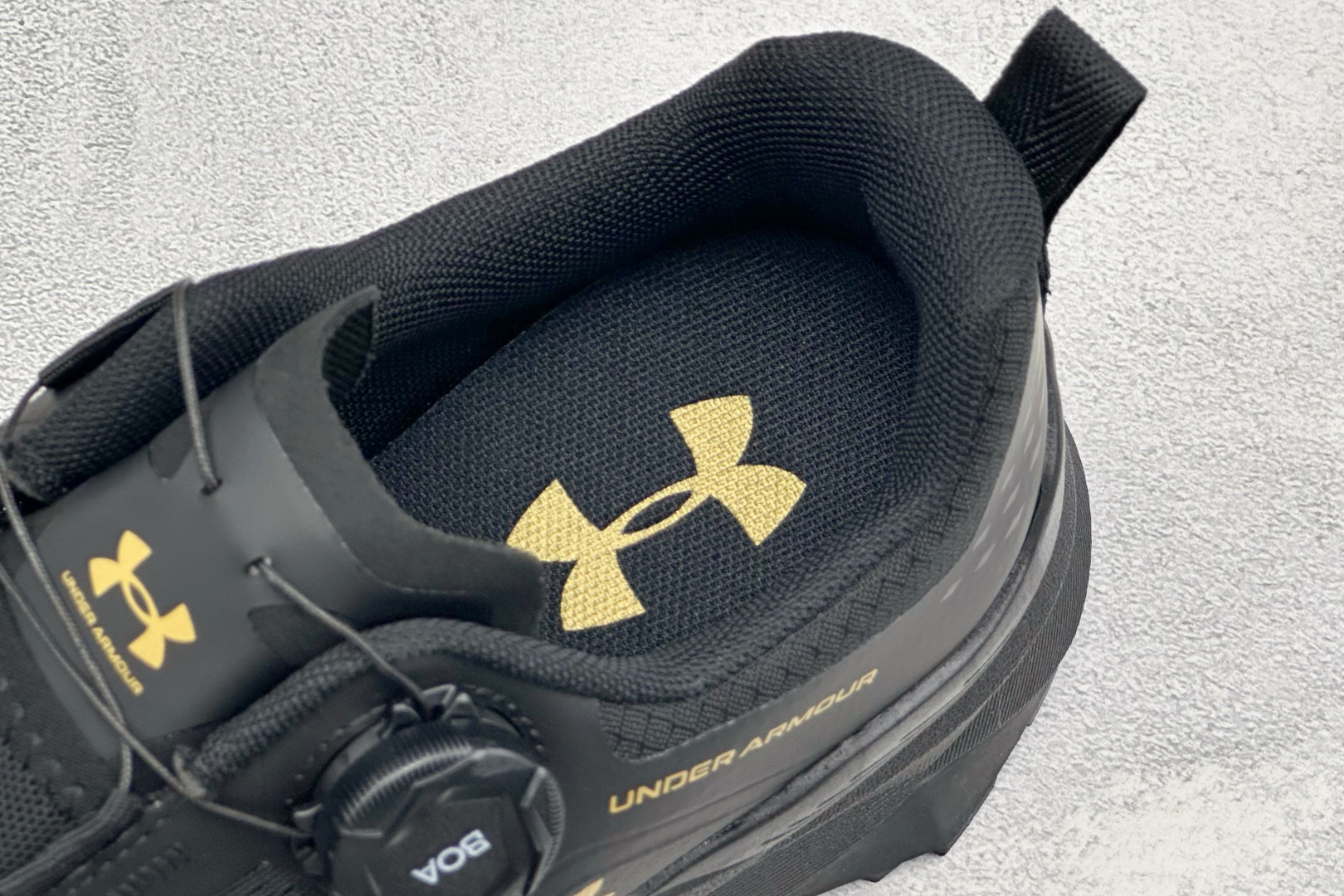 安德玛UNDER ARMOUR 织物TPU 圆头旋钮 减震防滑低帮越野跑鞋 货号：-116 