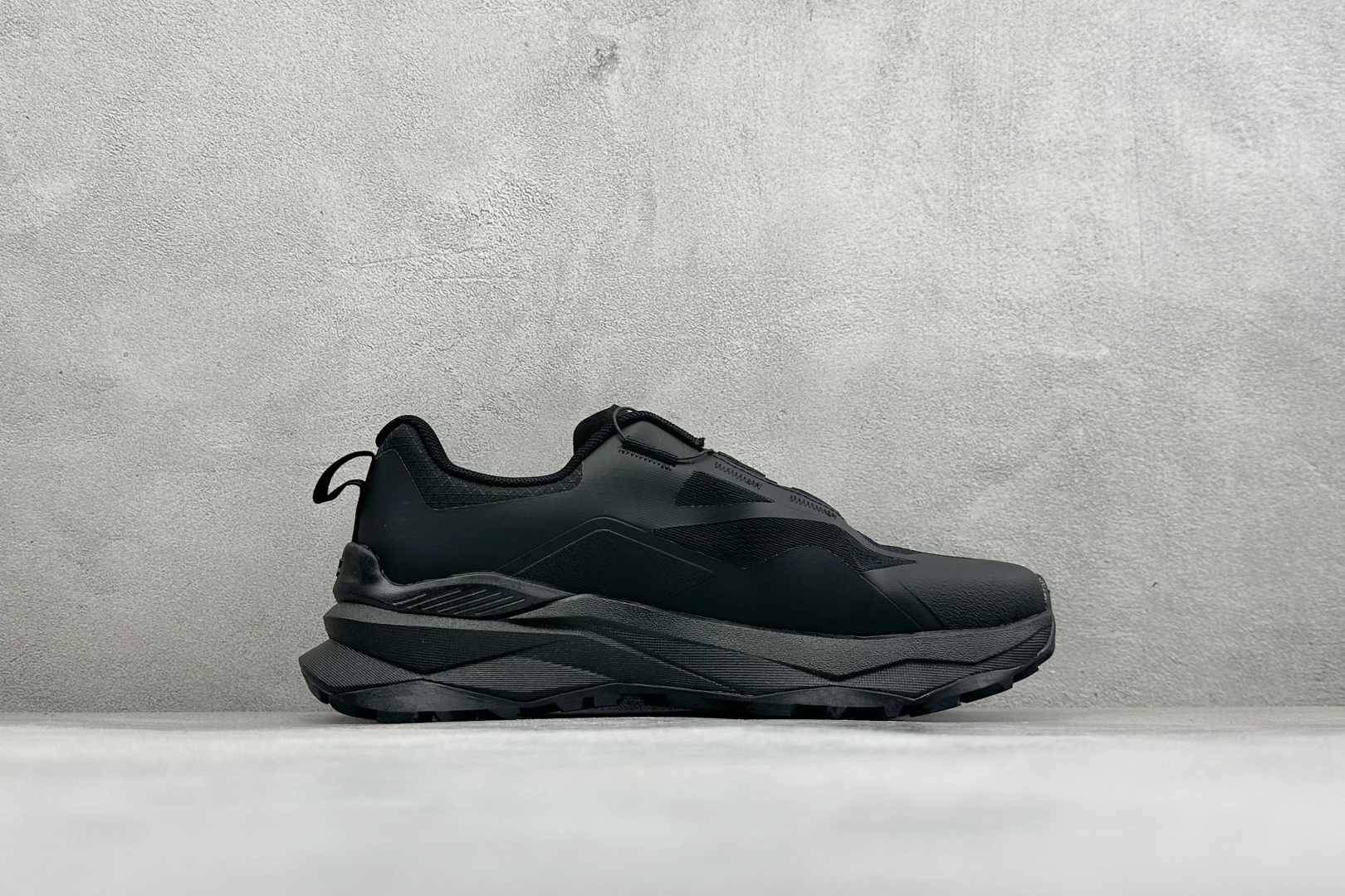 安德玛UNDER ARMOUR 织物TPU 圆头旋钮 减震防滑低帮越野跑鞋 货号：-002 