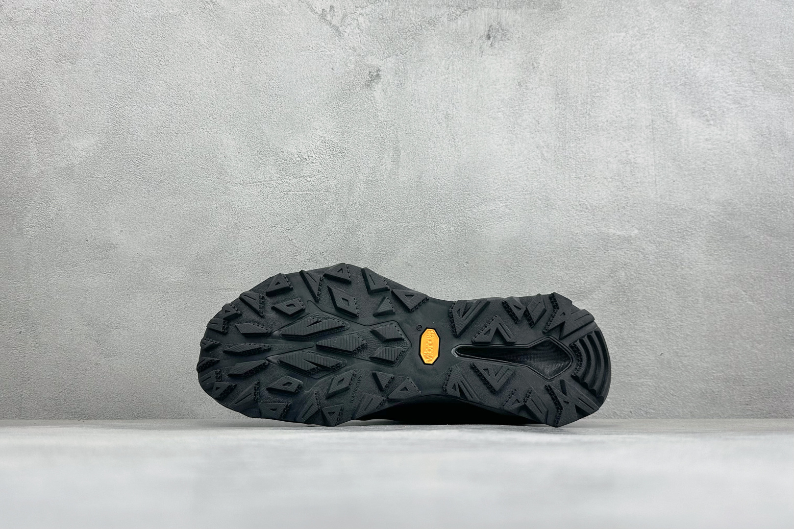 安德玛UNDER ARMOUR 织物TPU 圆头旋钮 减震防滑低帮越野跑鞋 货号：-002 