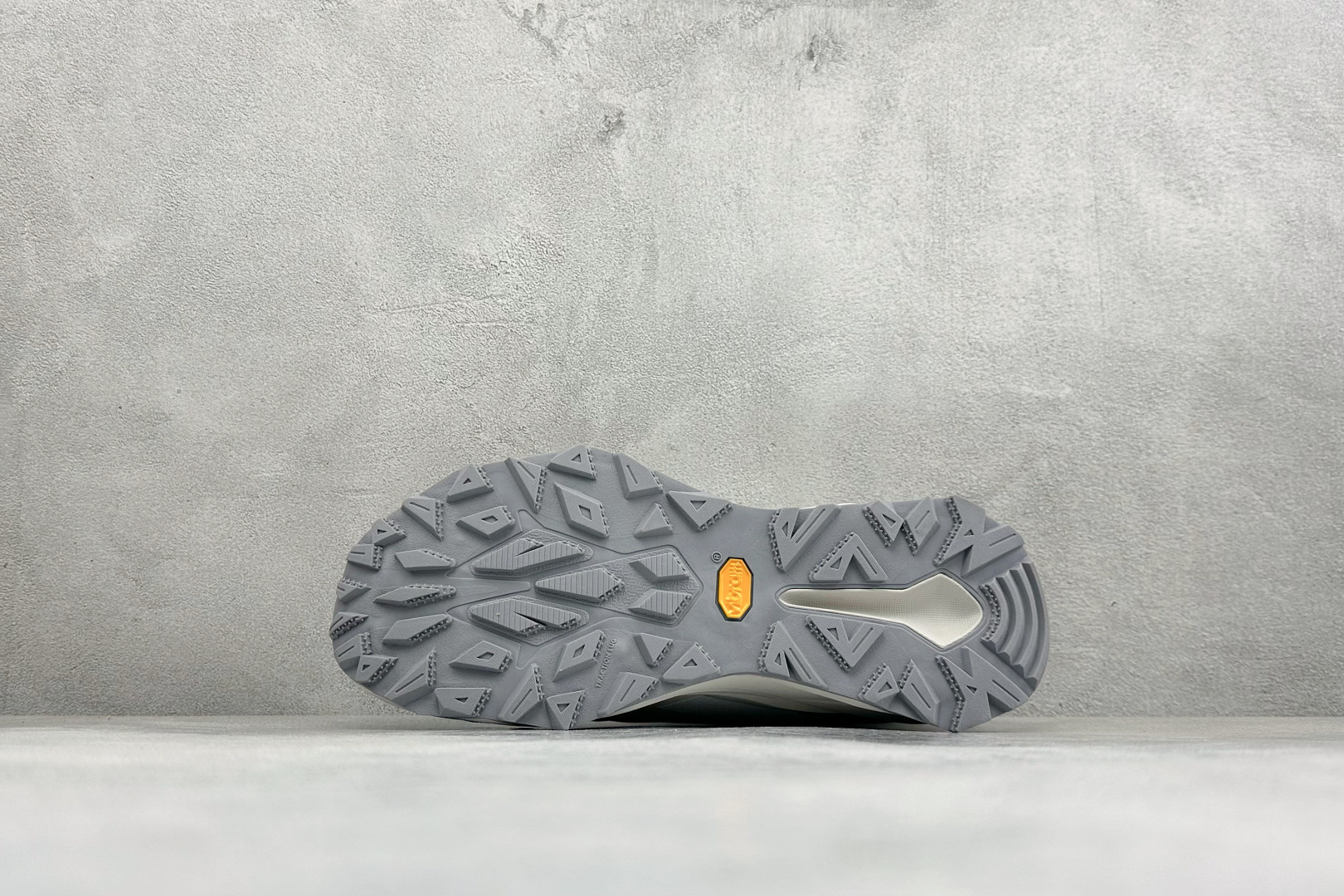 安德玛UNDER ARMOUR 织物TPU 圆头旋钮 减震防滑低帮越野跑鞋 货号：-111 