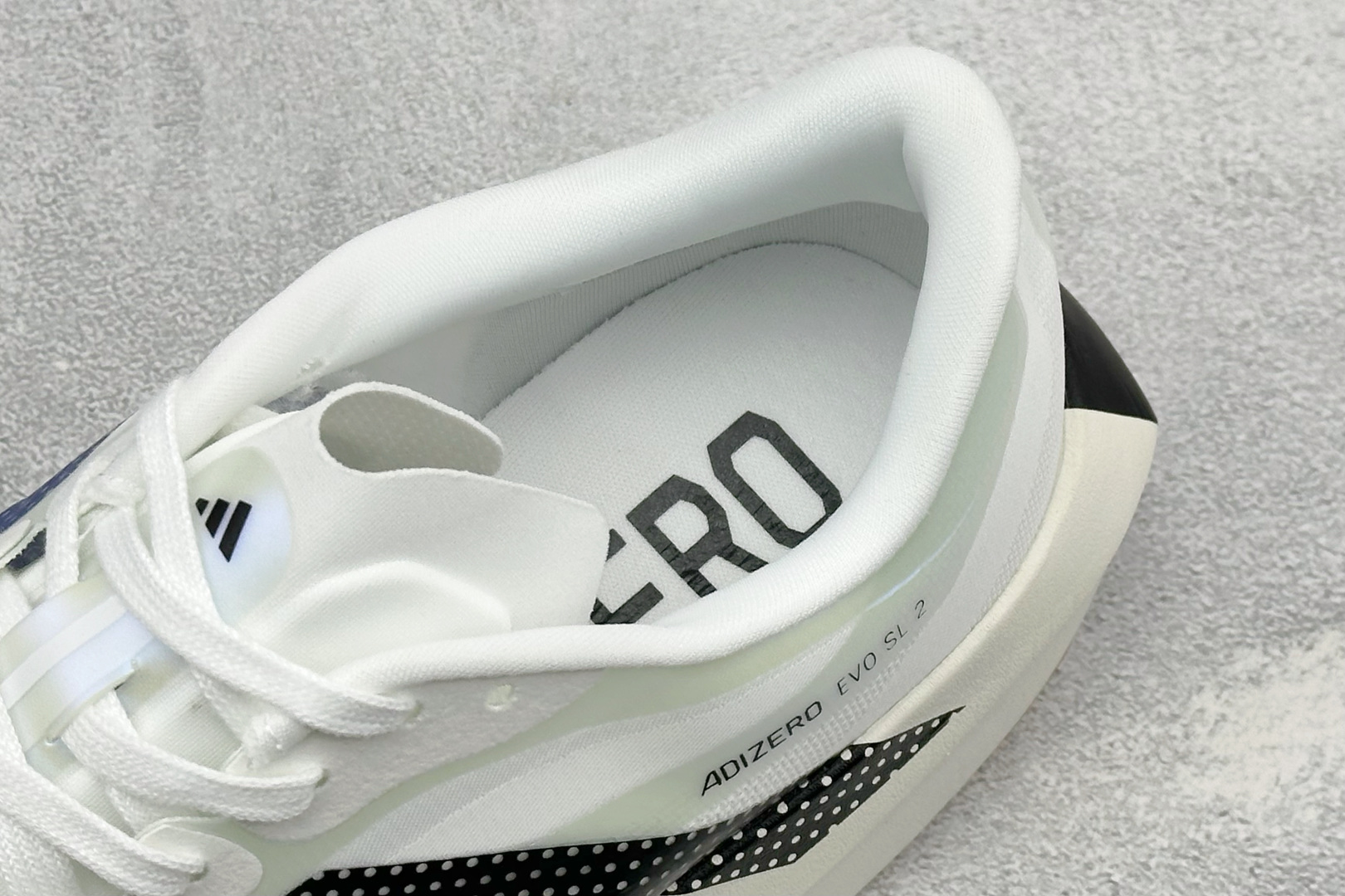 TY版AD ADIZERO EVO SL 2 阿迪超轻透气缓震跑鞋 以令人难以置信的138克重量,刷新了跑鞋轻量化的记录 TY版AD ADIZERO EVO SL 2 阿迪超轻透气缓震跑鞋 以令人难以置信的138克重量,刷新了跑鞋轻量化的记录