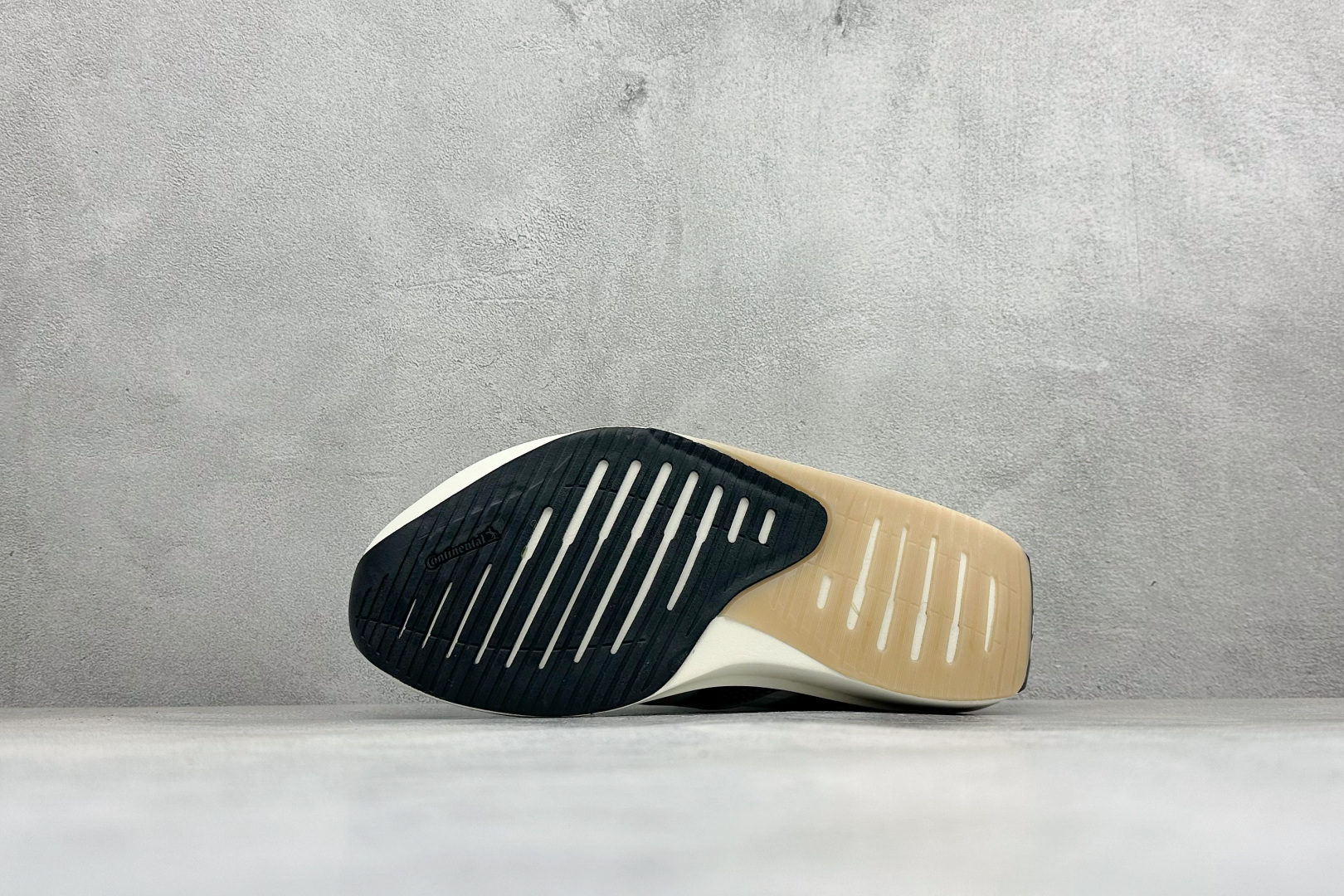 TY版AD ADIZERO EVO SL 2 阿迪超轻透气缓震跑鞋 以令人难以置信的138克重量,刷新了跑鞋轻量化的记录 TY版AD ADIZERO EVO SL 2 阿迪超轻透气缓震跑鞋 以令人难以置信的138克重量,刷新了跑鞋轻量化的记录