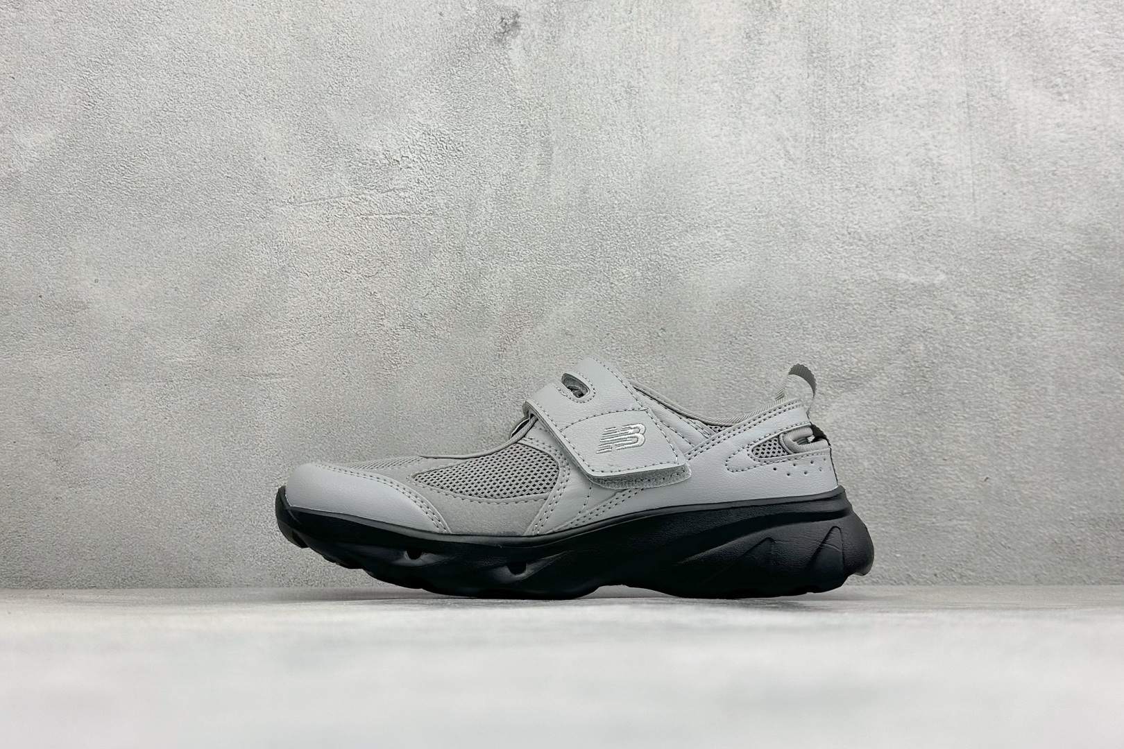TG版新百伦New Balance NB Breeze 舒适柔软 玛丽珍 魔术贴低帮生活休闲鞋 货号：SD2202GR2
