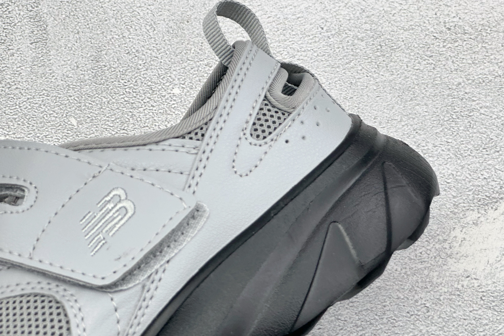 TG版新百伦New Balance NB Breeze 舒适柔软 玛丽珍 魔术贴低帮生活休闲鞋 货号：SD2202GR2