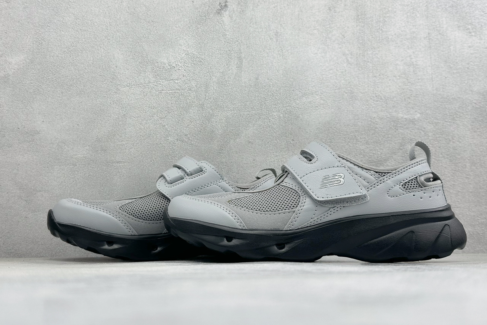 TG版新百伦New Balance NB Breeze 舒适柔软 玛丽珍 魔术贴低帮生活休闲鞋 货号：SD2202GR2
