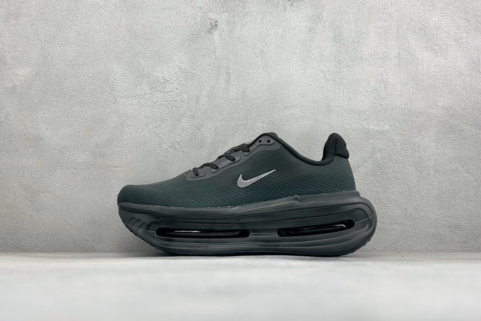 GS版Nike VOMERO PREMIUM 耐克 舒适减震防滑 低帮跑步鞋 全掌ReactX泡绵中底 前掌和后跟还配备 GS版Nike VOMERO PREMIUM 耐克 舒适减震防滑 低帮跑步鞋 全掌ReactX泡绵中底 前掌和后跟还配备