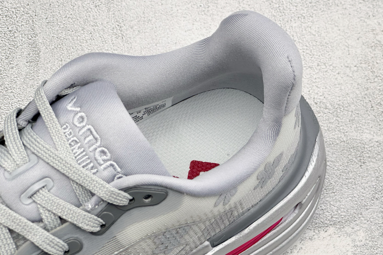 GS版Nike VOMERO PREMIUM 耐克 舒适减震防滑 低帮跑步鞋 全掌ReactX泡绵中底 前掌和后跟还配备