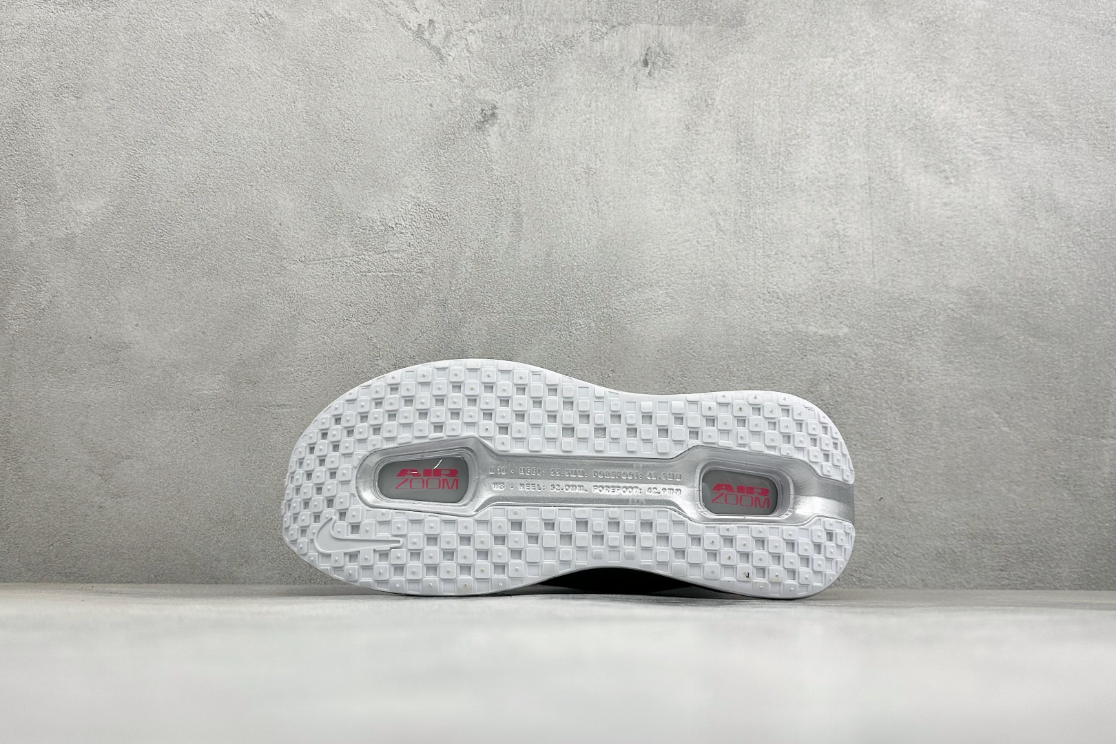 GS版Nike VOMERO PREMIUM 耐克 舒适减震防滑 低帮跑步鞋 全掌ReactX泡绵中底 前掌和后跟还配备