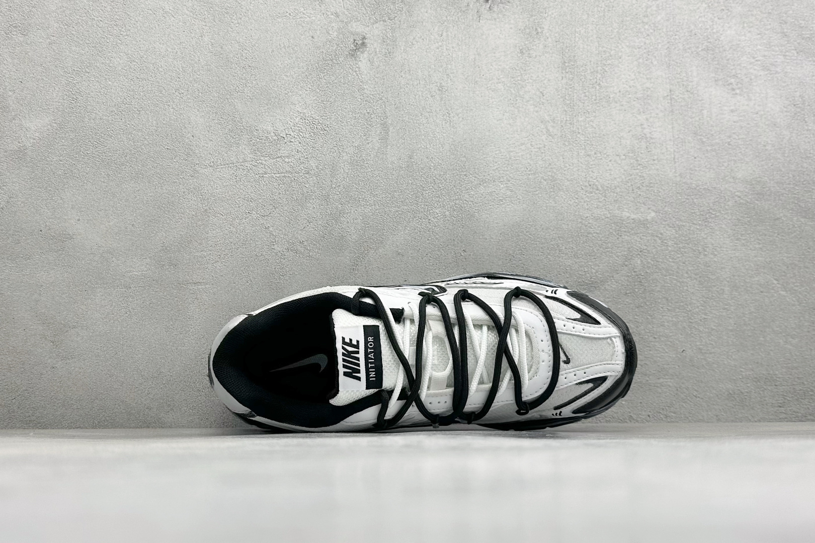 NIKE INITIATOR创始者系列 千禧白复古休闲运动舒适跑鞋 采用透气网眼鞋面和支撑覆盖层,自然运动设计的Phly NIKE INITIATOR创始者系列 千禧白复古休闲运动舒适跑鞋 采用透气网眼鞋面和支撑覆盖层,自然运动设计的Phly
