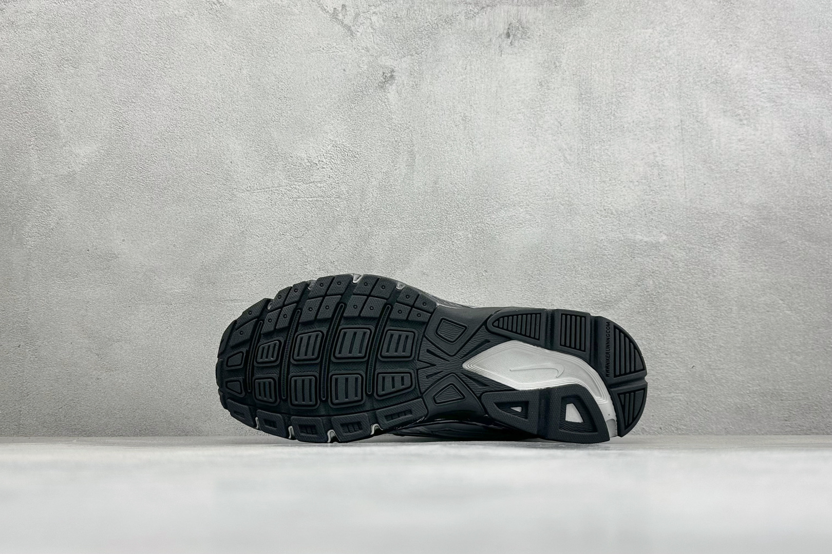 NIKE INITIATOR创始者系列 千禧白复古休闲运动舒适跑鞋 采用透气网眼鞋面和支撑覆盖层,自然运动设计的Phly NIKE INITIATOR创始者系列 千禧白复古休闲运动舒适跑鞋 采用透气网眼鞋面和支撑覆盖层,自然运动设计的Phly