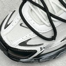 NIKE INITIATOR创始者系列 千禧白复古休闲运动舒适跑鞋 采用透气网眼鞋面和支撑覆盖层,自然运动设计的Phly NIKE INITIATOR创始者系列 千禧白复古休闲运动舒适跑鞋 采用透气网眼鞋面和支撑覆盖层,自然运动设计的Phly
