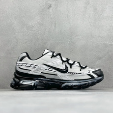 NIKE INITIATOR创始者系列 千禧白复古休闲运动舒适跑鞋 采用透气网眼鞋面和支撑覆盖层,自然运动设计的Phly NIKE INITIATOR创始者系列 千禧白复古休闲运动舒适跑鞋 采用透气网眼鞋面和支撑覆盖层,自然运动设计的Phly